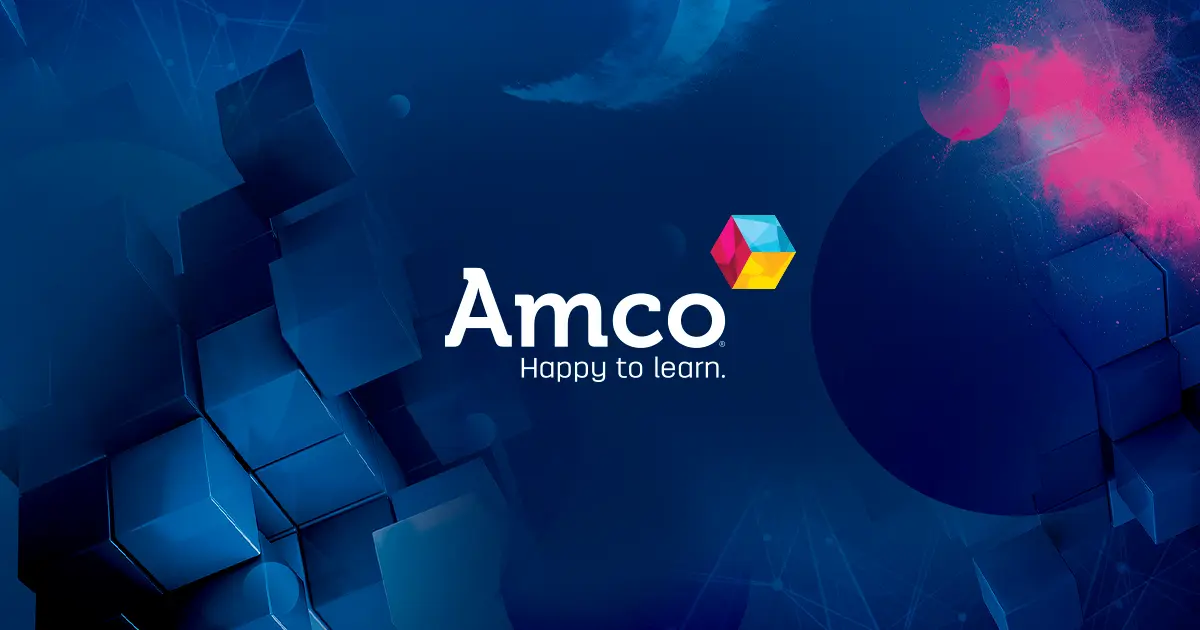 Estudiantes en clase con material AMCO